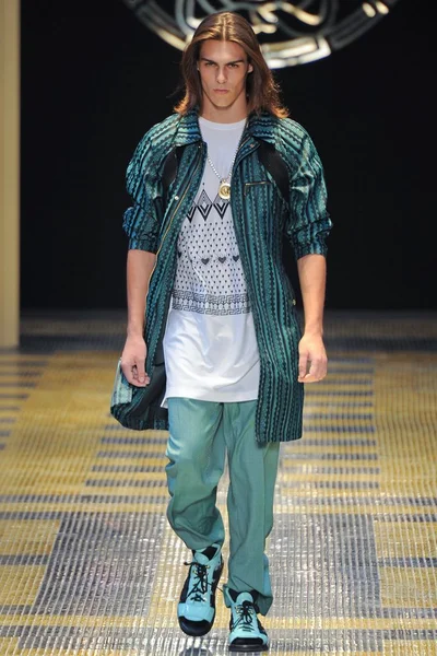 Look 16
